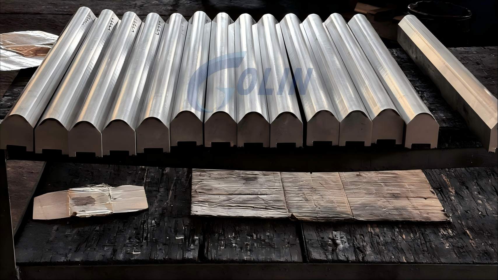 Какой материал лучше всего подходит для оснастки листогибочного пресса?